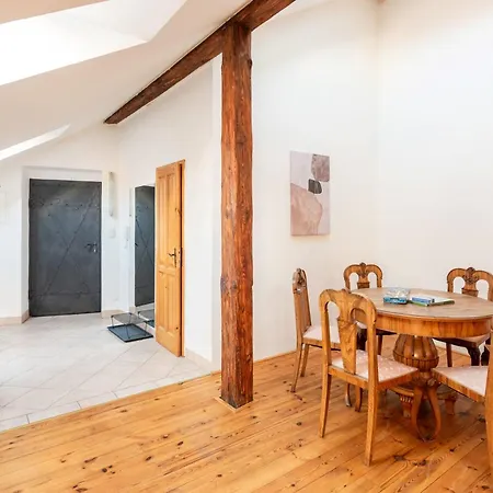 Stylish 2-level Near The National Theatre Apartament *