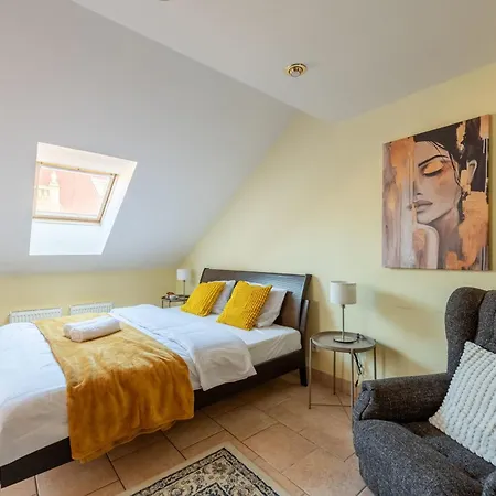 Stylish 2-level Near The National Theatre Apartament *