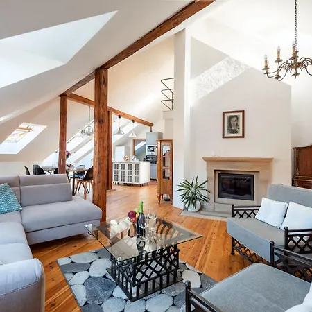 Stylish 2-level Near The National Theatre Apartament