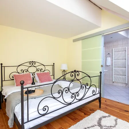 Stylish 2-level Near The National Theatre *
