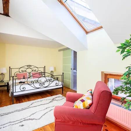 Stylish 2-level Near The National Theatre *